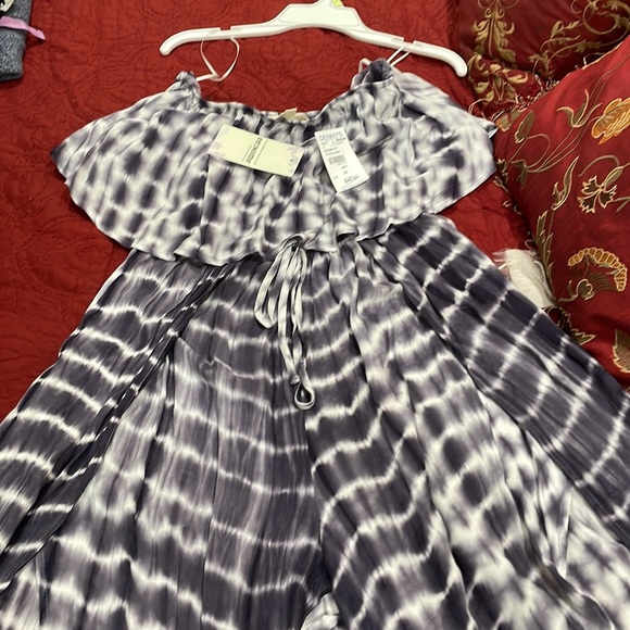 Strapless Romper with Flowy Slit Legs - Picture 3 of 10